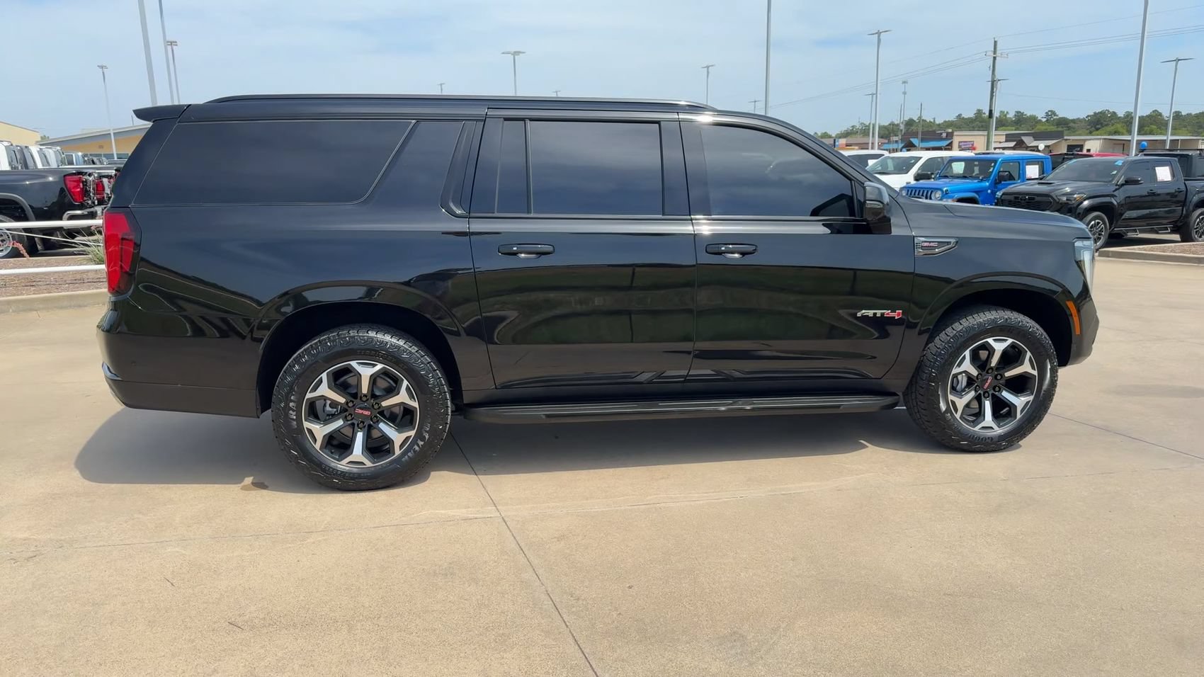 Used 2026 GMC Yukon XL AT4 AWD/4WD image 2