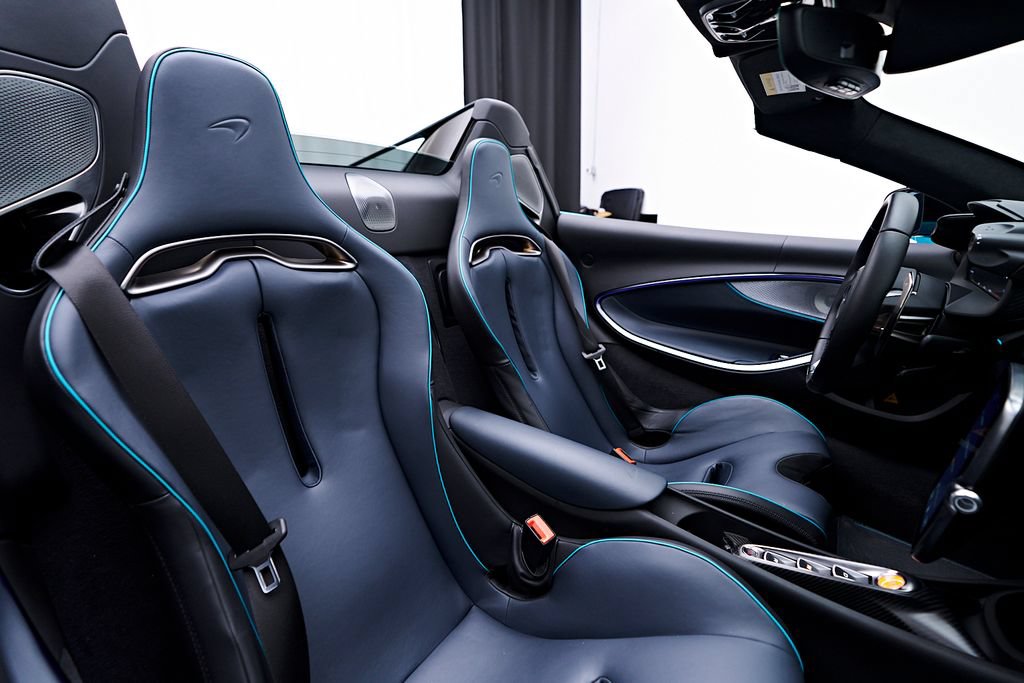 Used 2025 McLaren Artura Spider RWD image 19