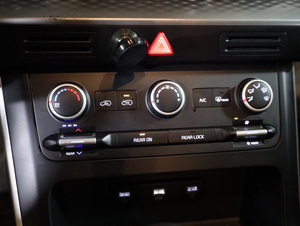Used 2022 Kia Carnival LX FWD image 15