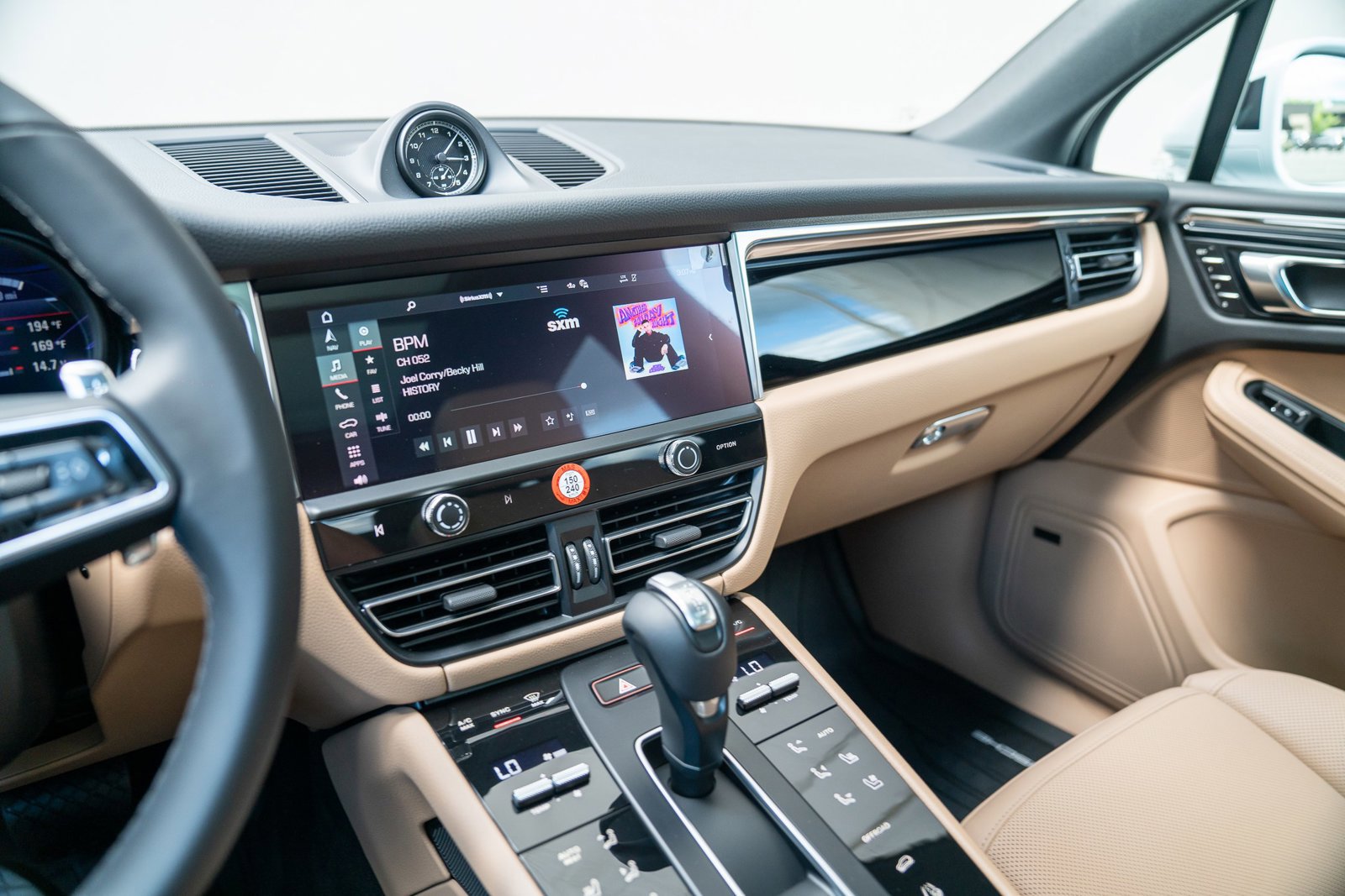 Certified 2025 Porsche Macan image 14