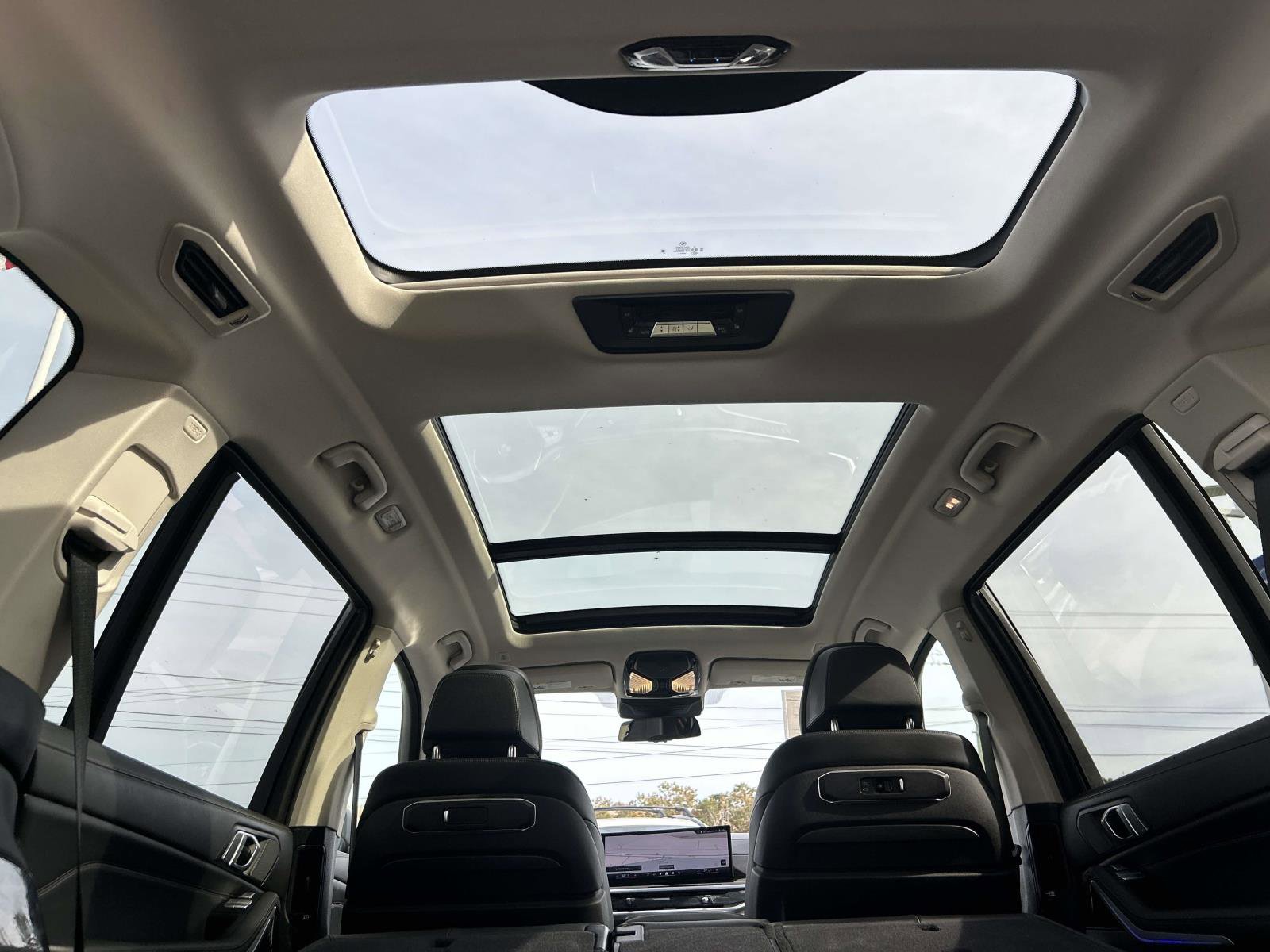 Used 2024 BMW X7 xDrive40i w/ Premium Package image 17