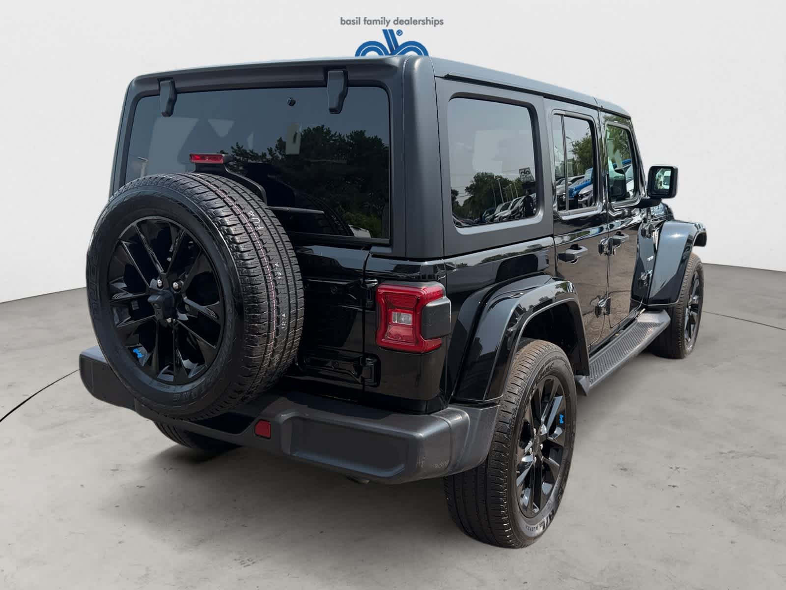 Used 2023 Jeep Wrangler Unlimited Sahara w/ Dual Top Group AWD/4WD image 6