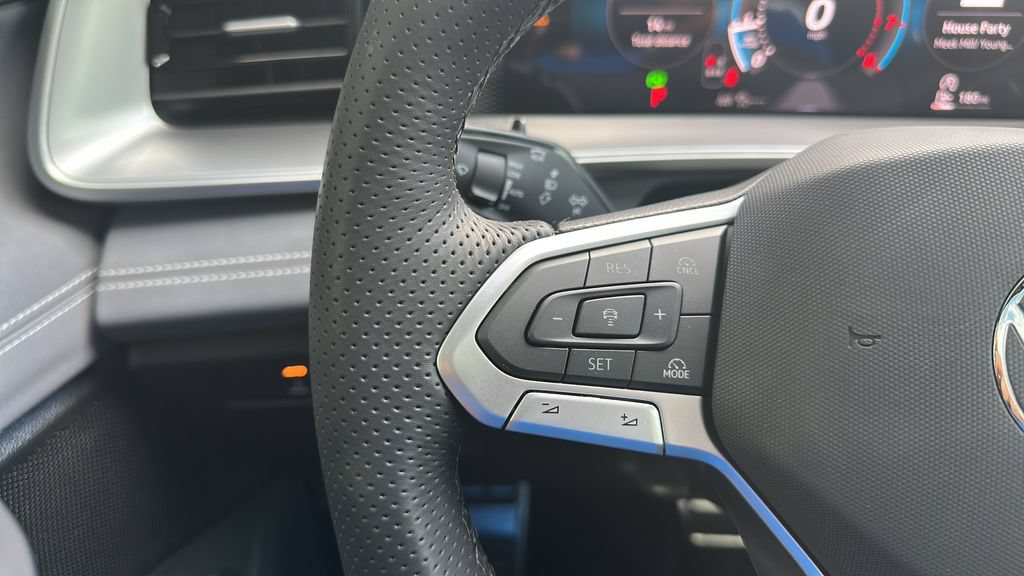 New 2026 Volkswagen Tiguan SE R-Line FWD image 23