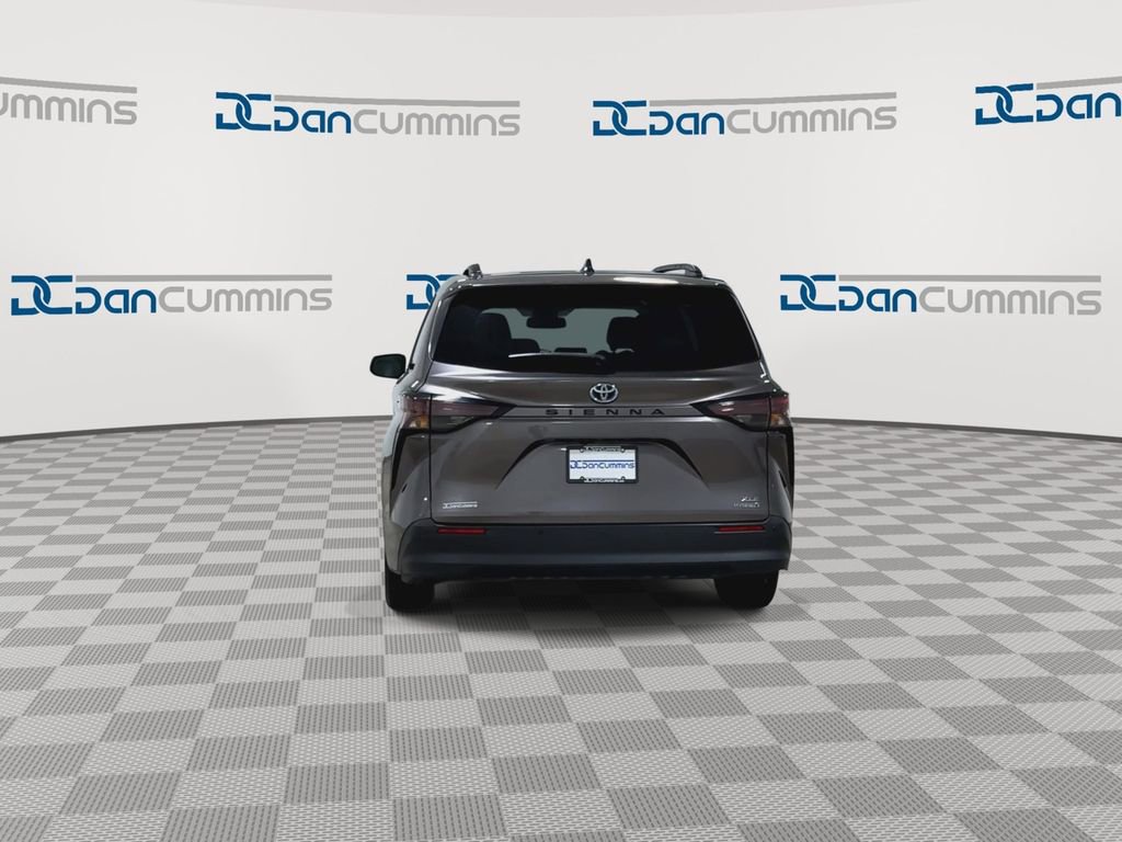 Used 2024 Toyota Sienna XLE image 7