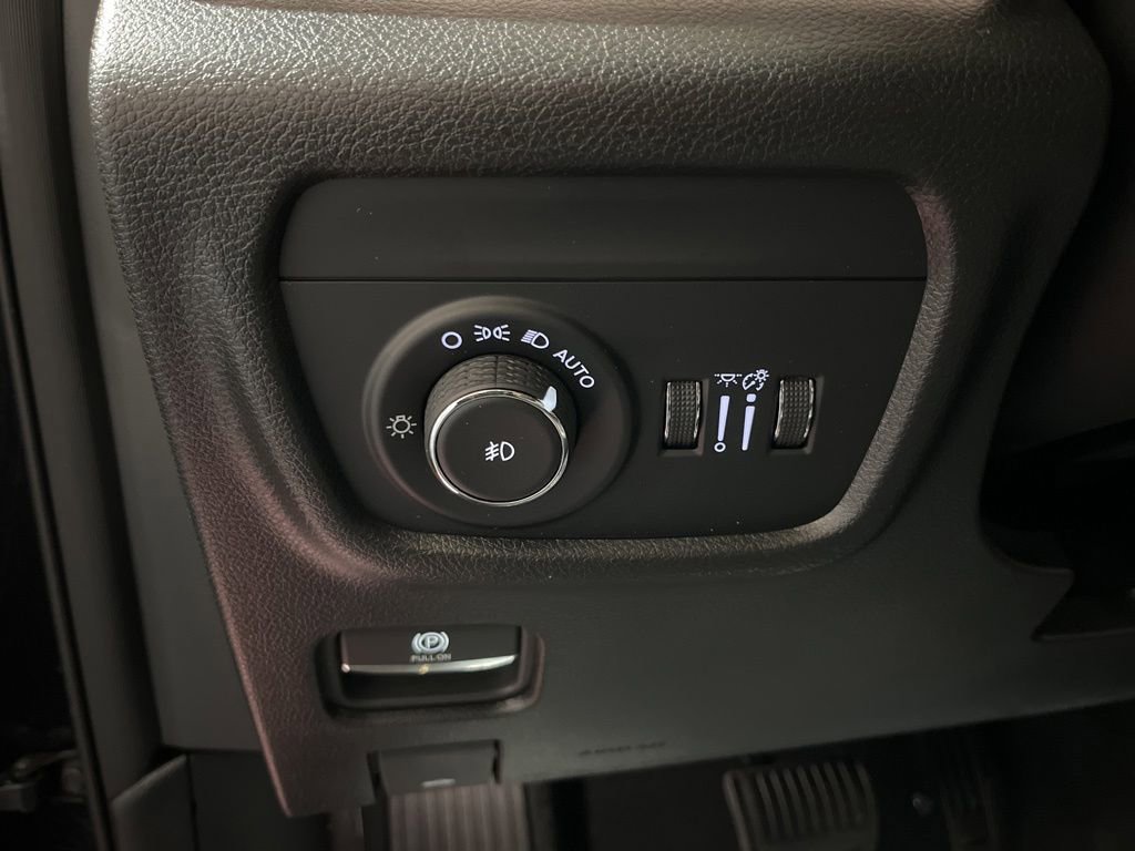 Used 2024 Jeep Grand Cherokee Limited w/ Black Appearance Package AWD/4WD image 13