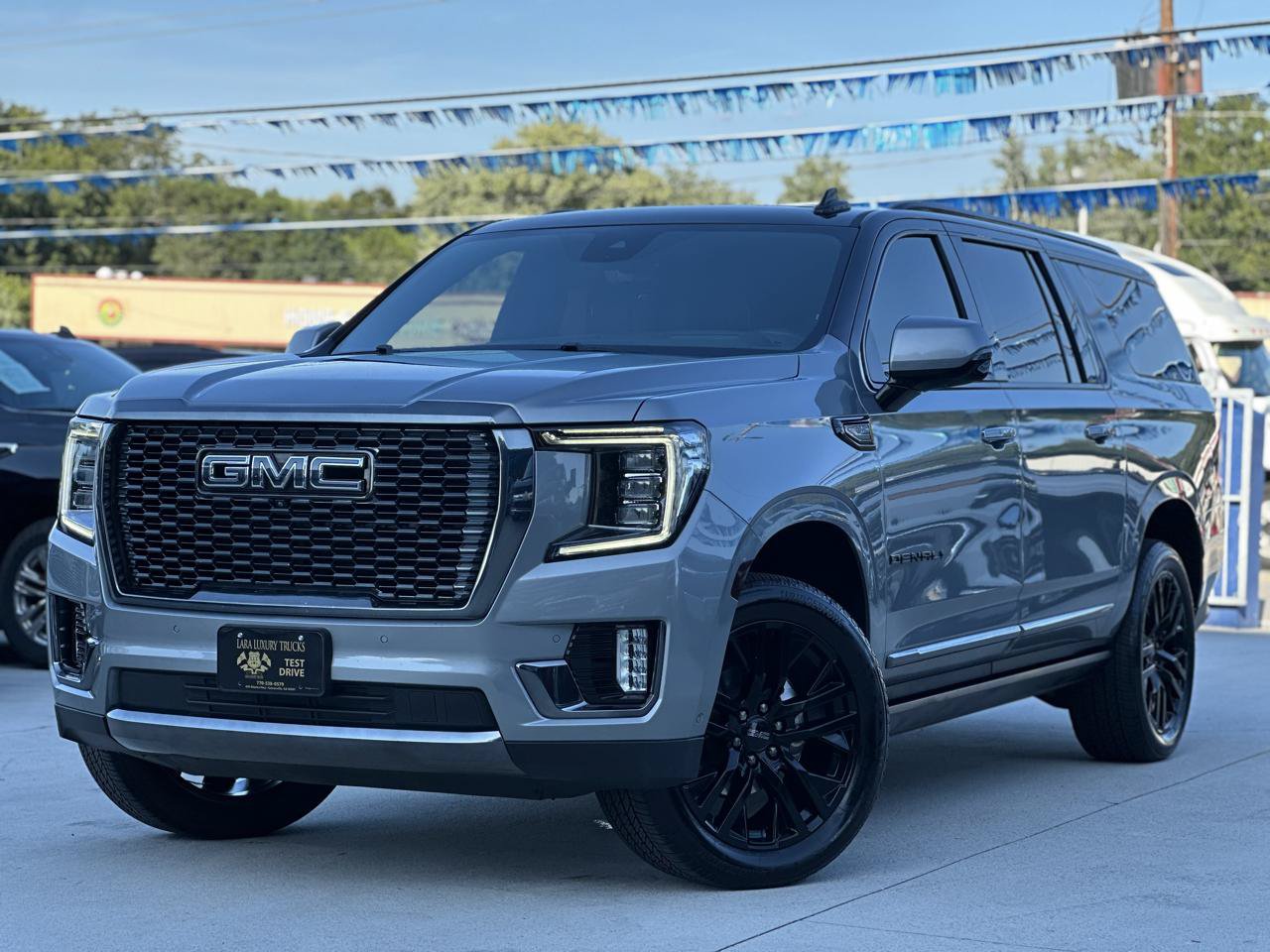 Used 2024 GMC Yukon XL Denali Ultimate AWD/4WD image 3