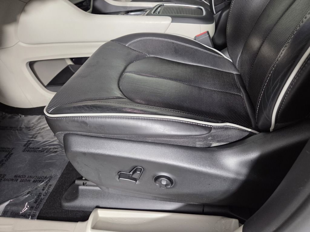 Used 2023 Chrysler Pacifica Limited w/ Uconnect Theater Family Group image 14