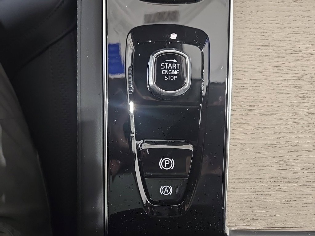 New 2026 Volvo XC90 B6 Plus w/ Protection Package Premier AWD/4WD image 13