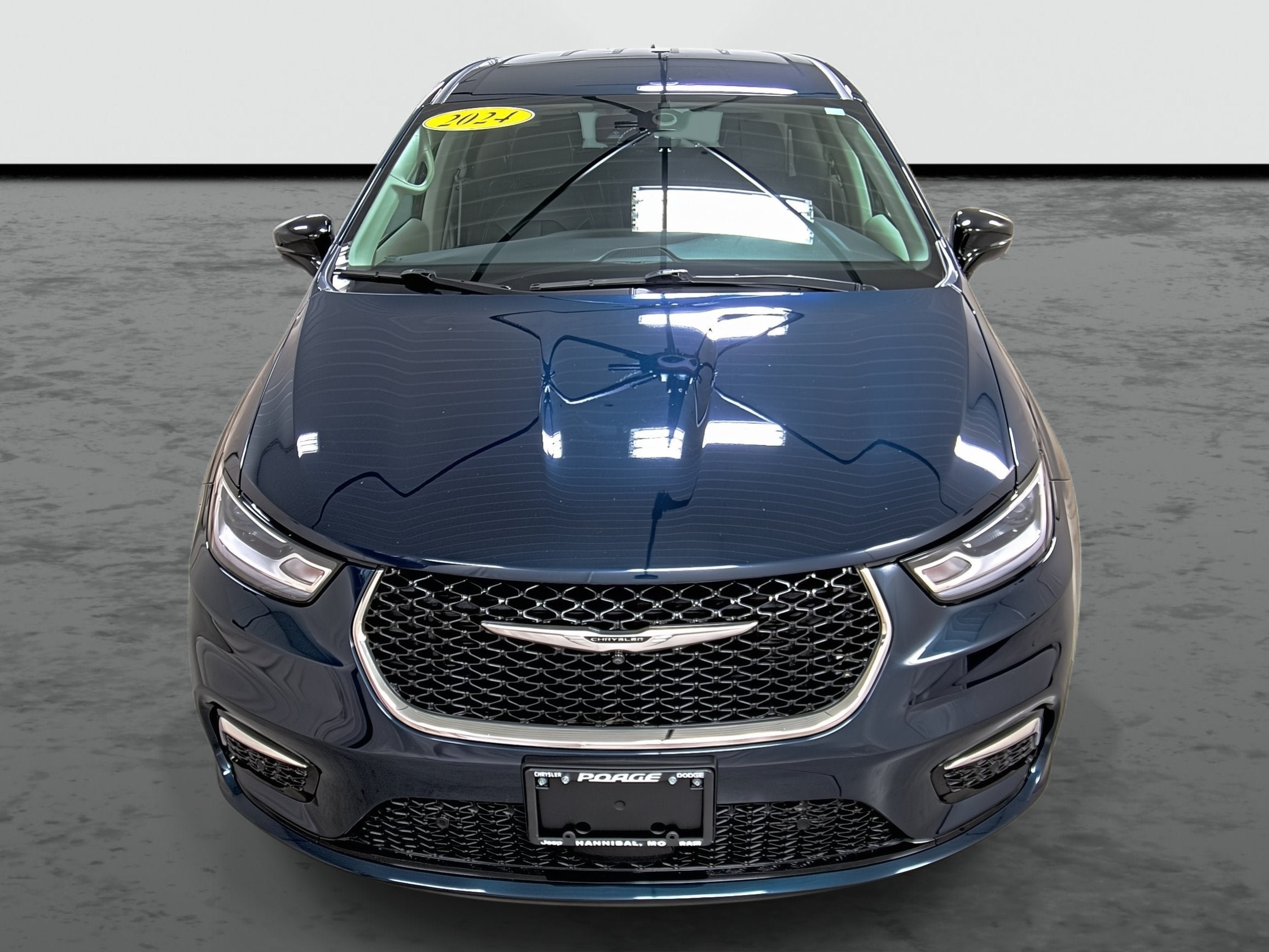 Used 2024 Chrysler Pacifica Touring-L FWD image 6