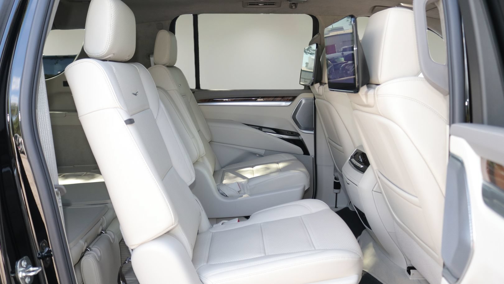 New 2026 Cadillac Escalade ESV Platinum Sport w/ LPO, ONYX Package AWD/4WD image 16