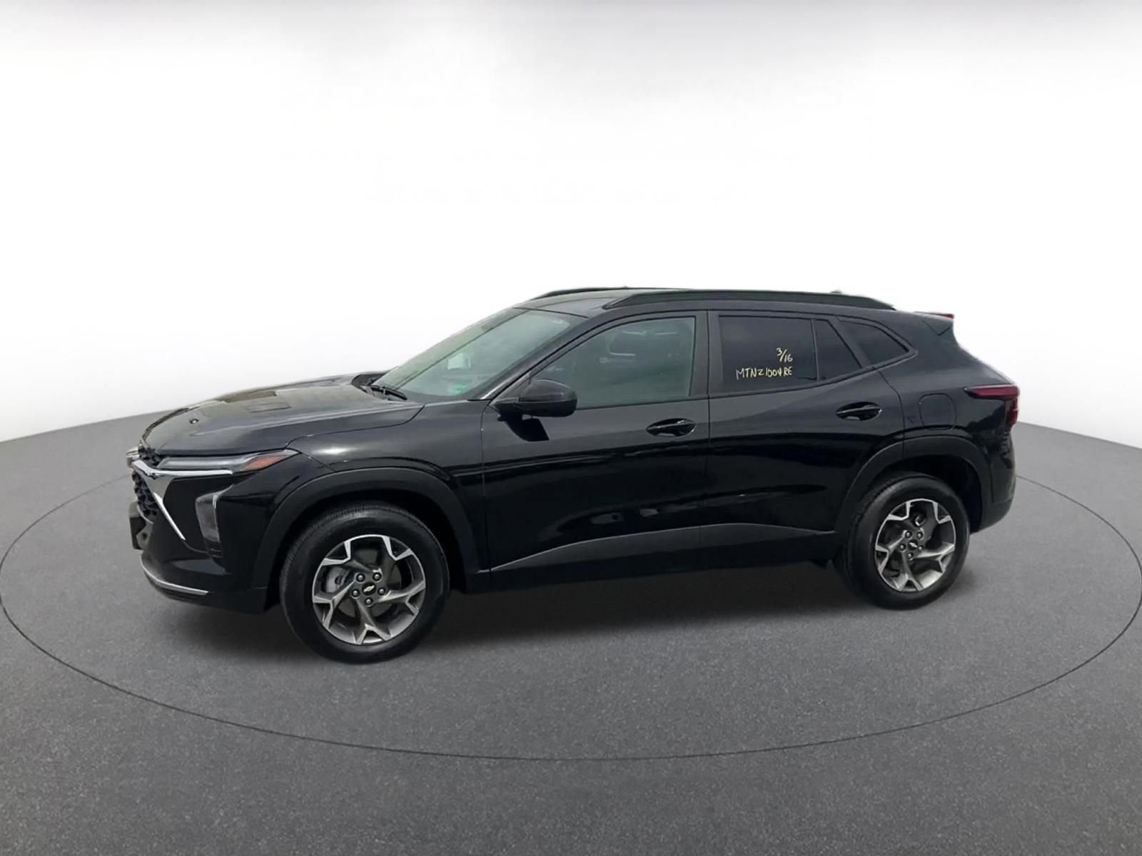 Used 2025 Chevrolet Trax LT image 8