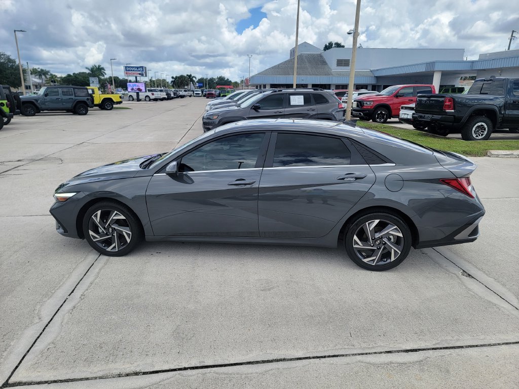 Used 2025 Hyundai Elantra Limited FWD image 2