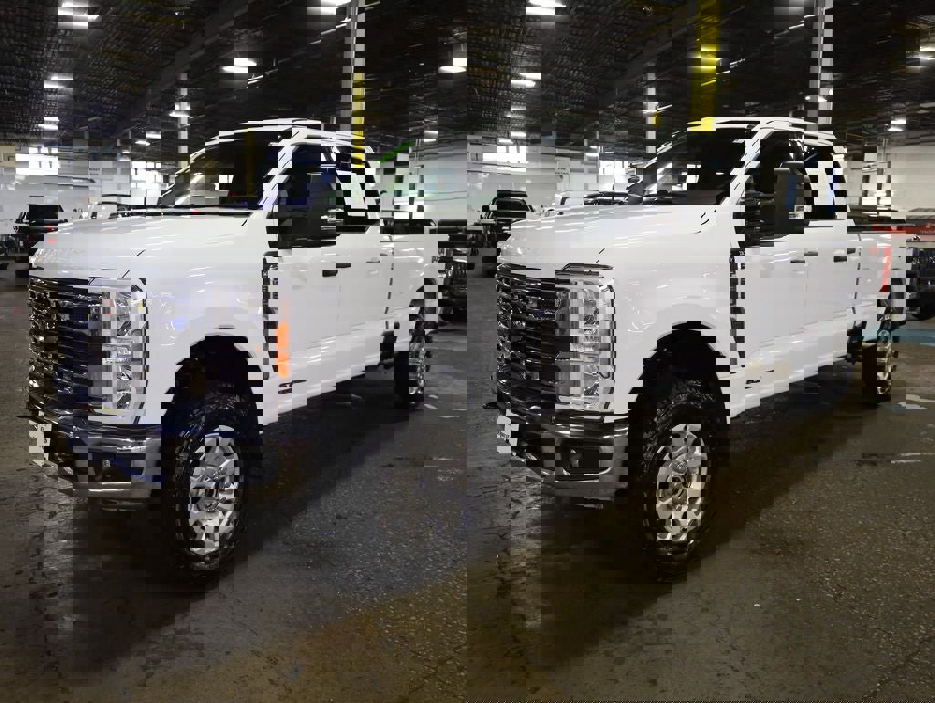 Used 2024 Ford F350 XLT w/ FX4 Off-Road Package image 3