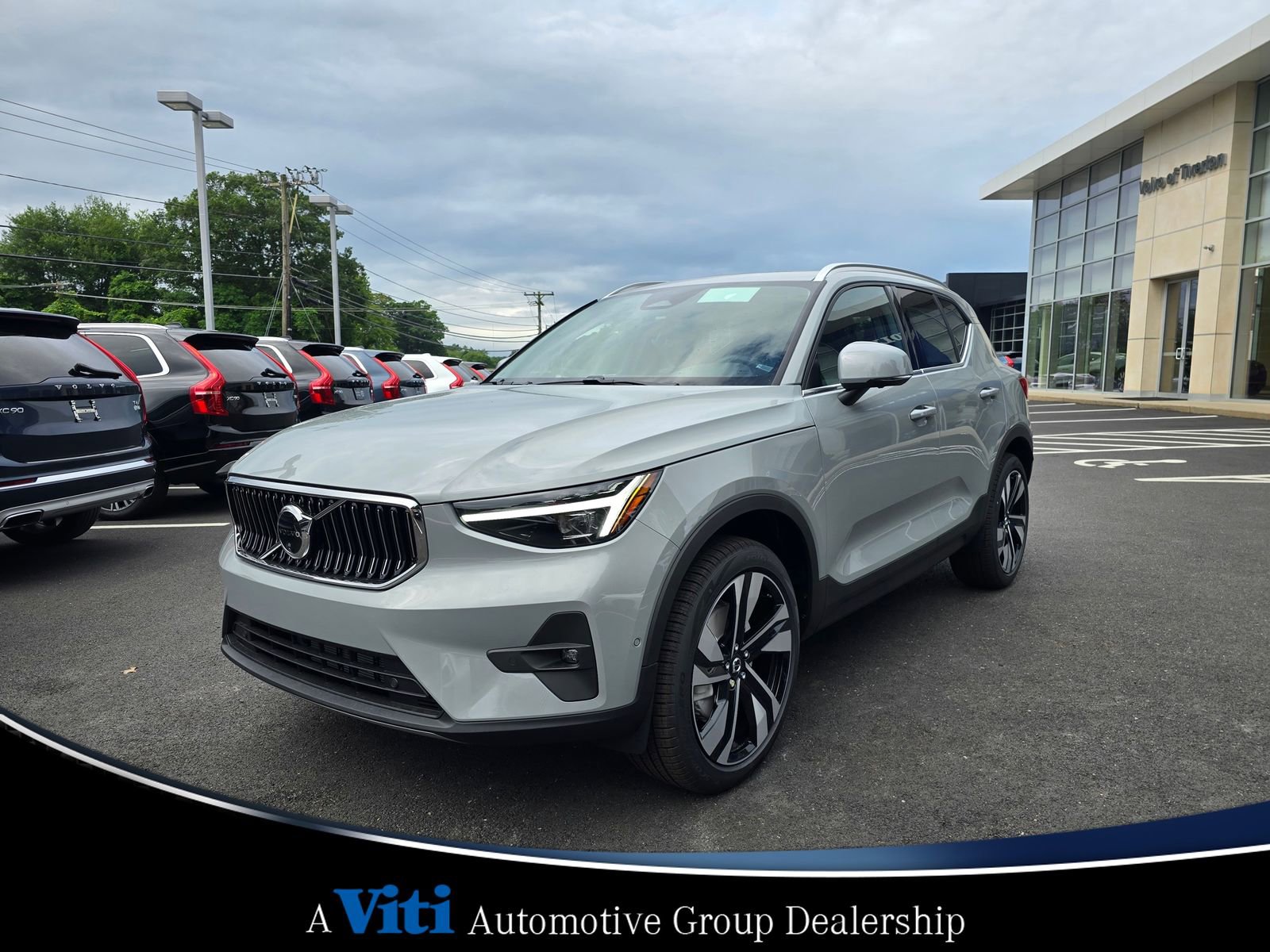 Used 2025 Volvo XC40 B5 Plus w/ Protection Package Premier image 4