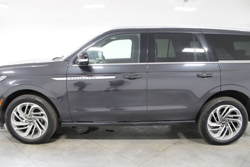 Used 2025 Lincoln Navigator Reserve image 6