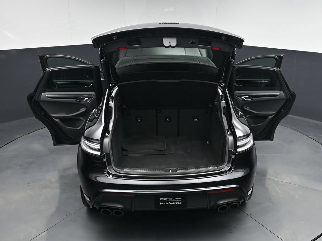 Certified 2025 Porsche Macan AWD/4WD image 33