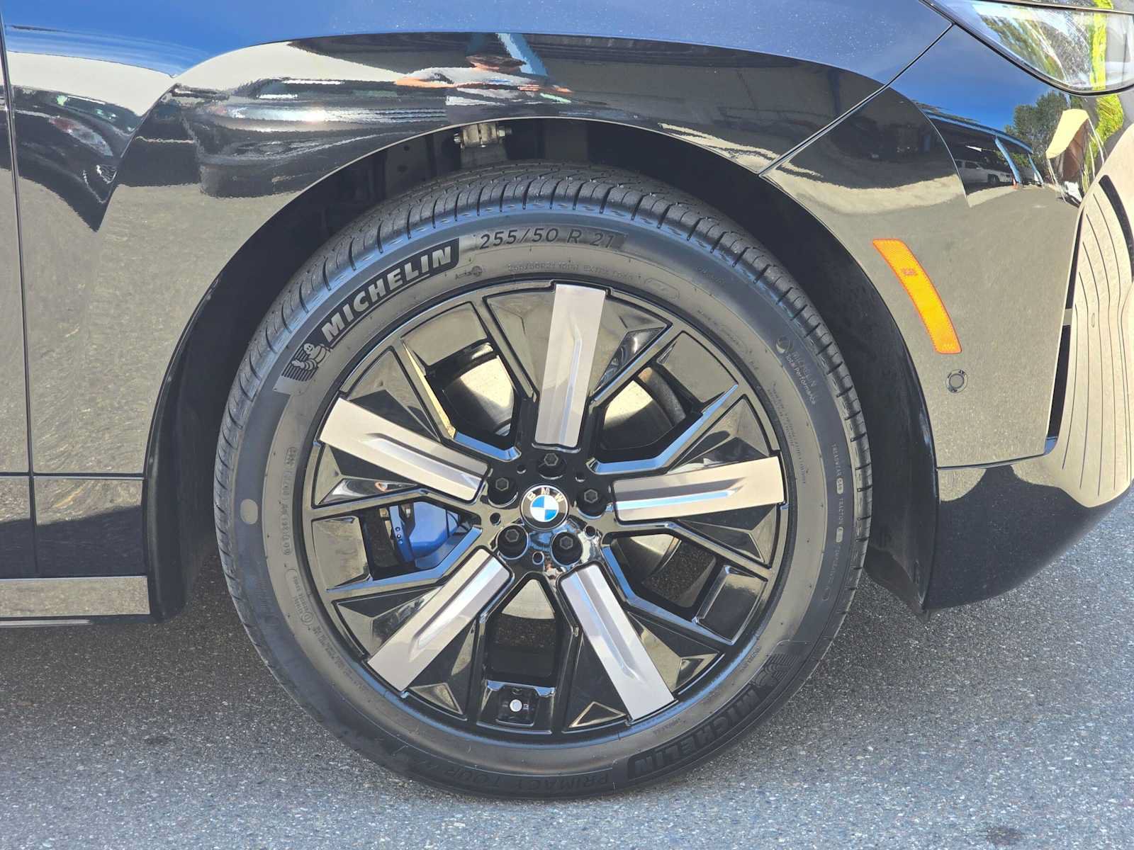 Used 2024 BMW iX xDrive50 w/ Premium Package AWD/4WD image 9