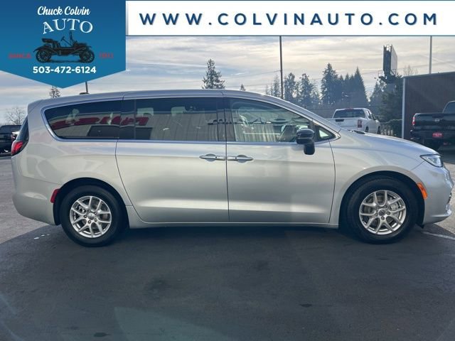 Used 2024 Chrysler Pacifica Touring-L image 6