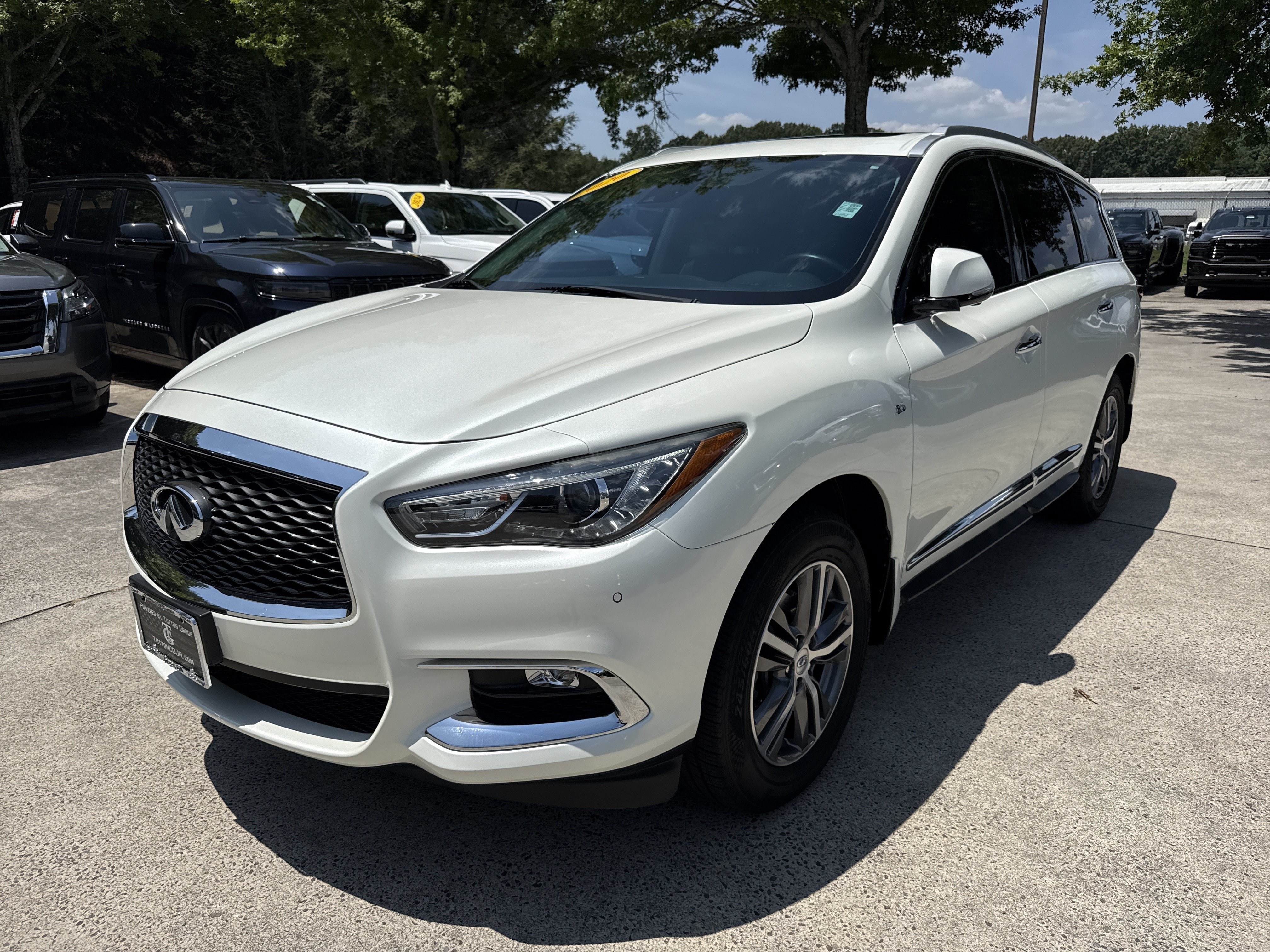 Used 2020 INFINITI QX60 Luxe w/ Essential Package FWD image 3