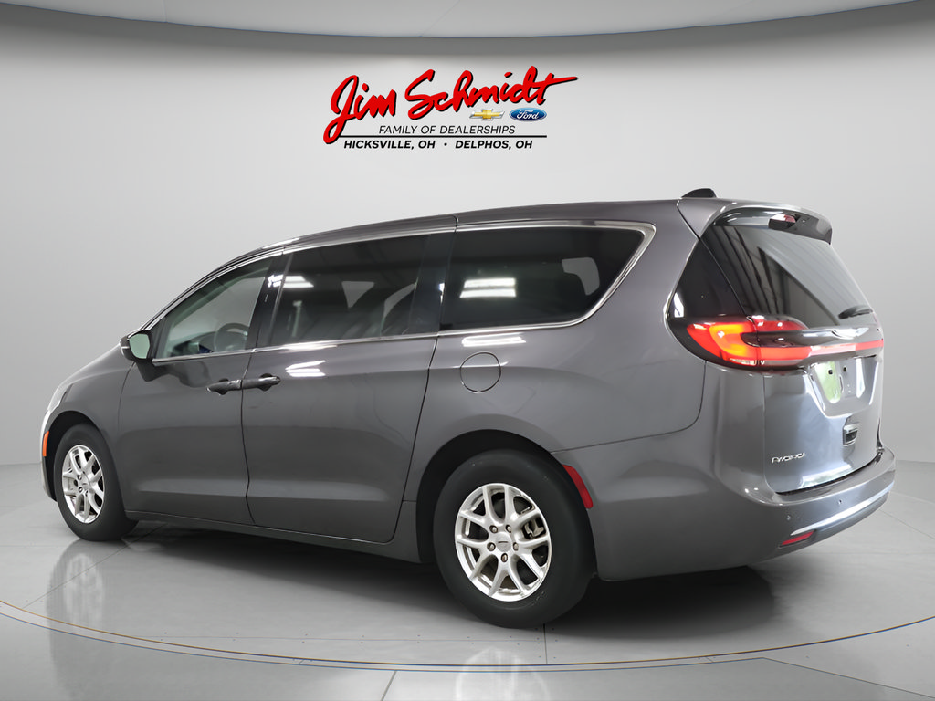 Used 2023 Chrysler Pacifica Touring-L FWD image 4
