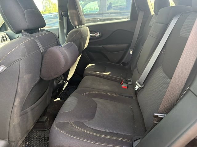 Used 2016 Jeep Cherokee Latitude w/ Cold Weather Group FWD image 6