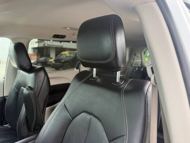 Used 2024 Chrysler Pacifica Touring-L FWD image 22