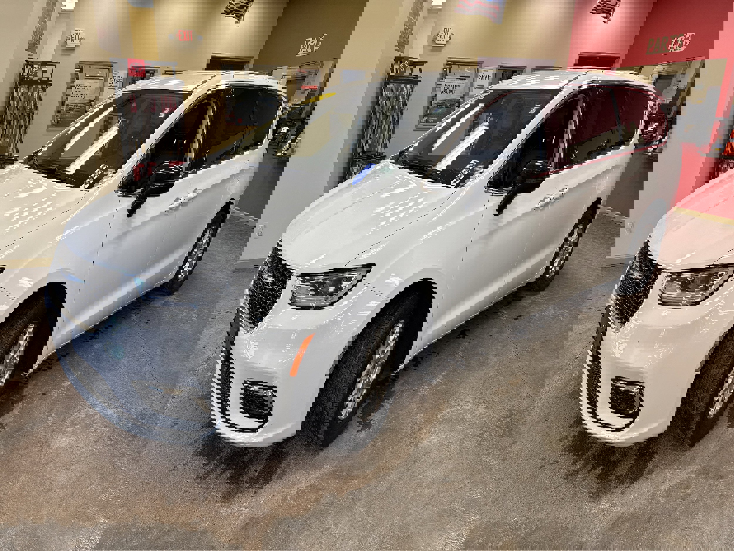 Used 2024 Chrysler Pacifica Touring-L image 3