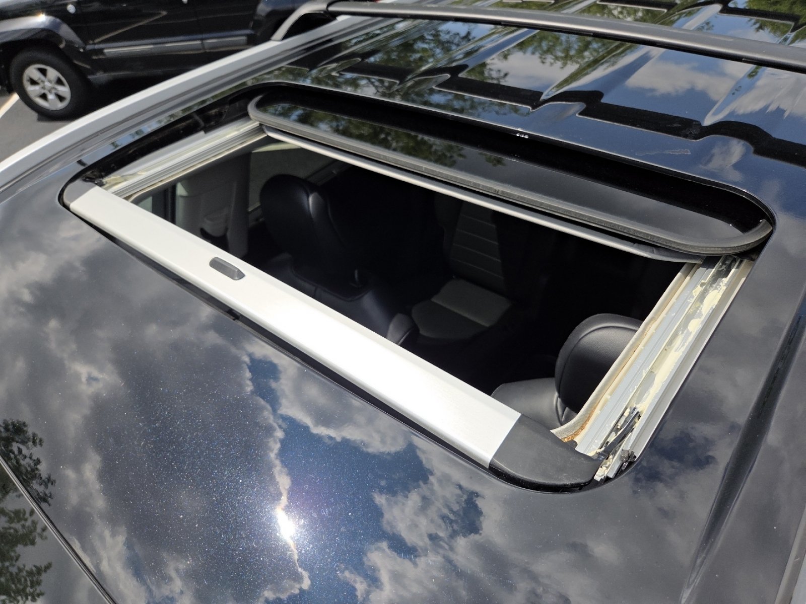 Used 2022 Toyota Highlander XLE AWD/4WD image 3