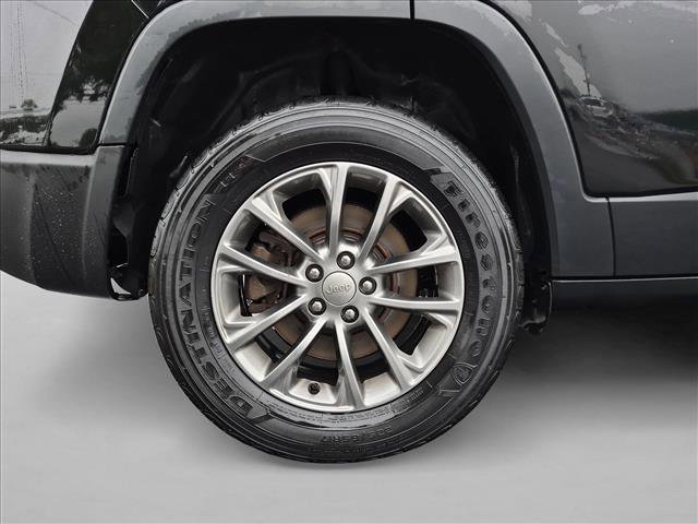 Used 2020 Jeep Cherokee Latitude Plus w/ Cold Weather Group AWD/4WD image 23
