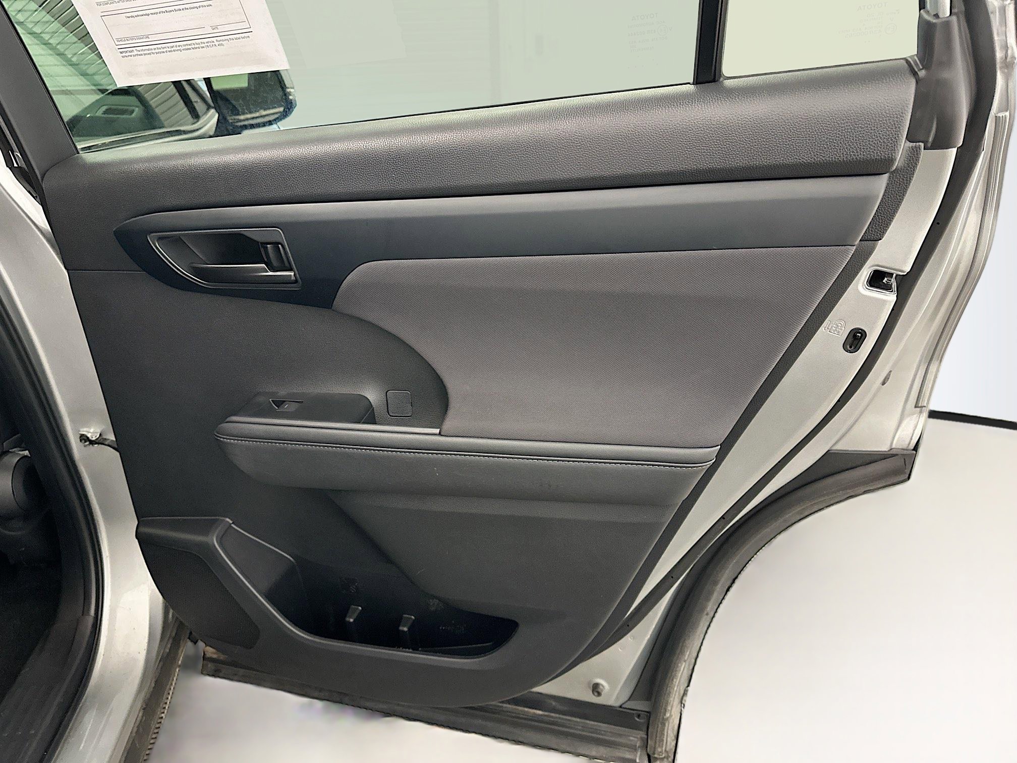 Used 2024 Toyota Highlander LE image 33