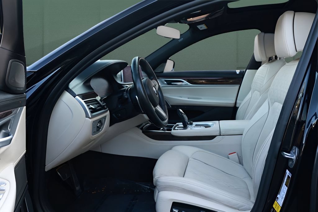 Used 2020 BMW 750i xDrive w/ Executive Package AWD/4WD image 10