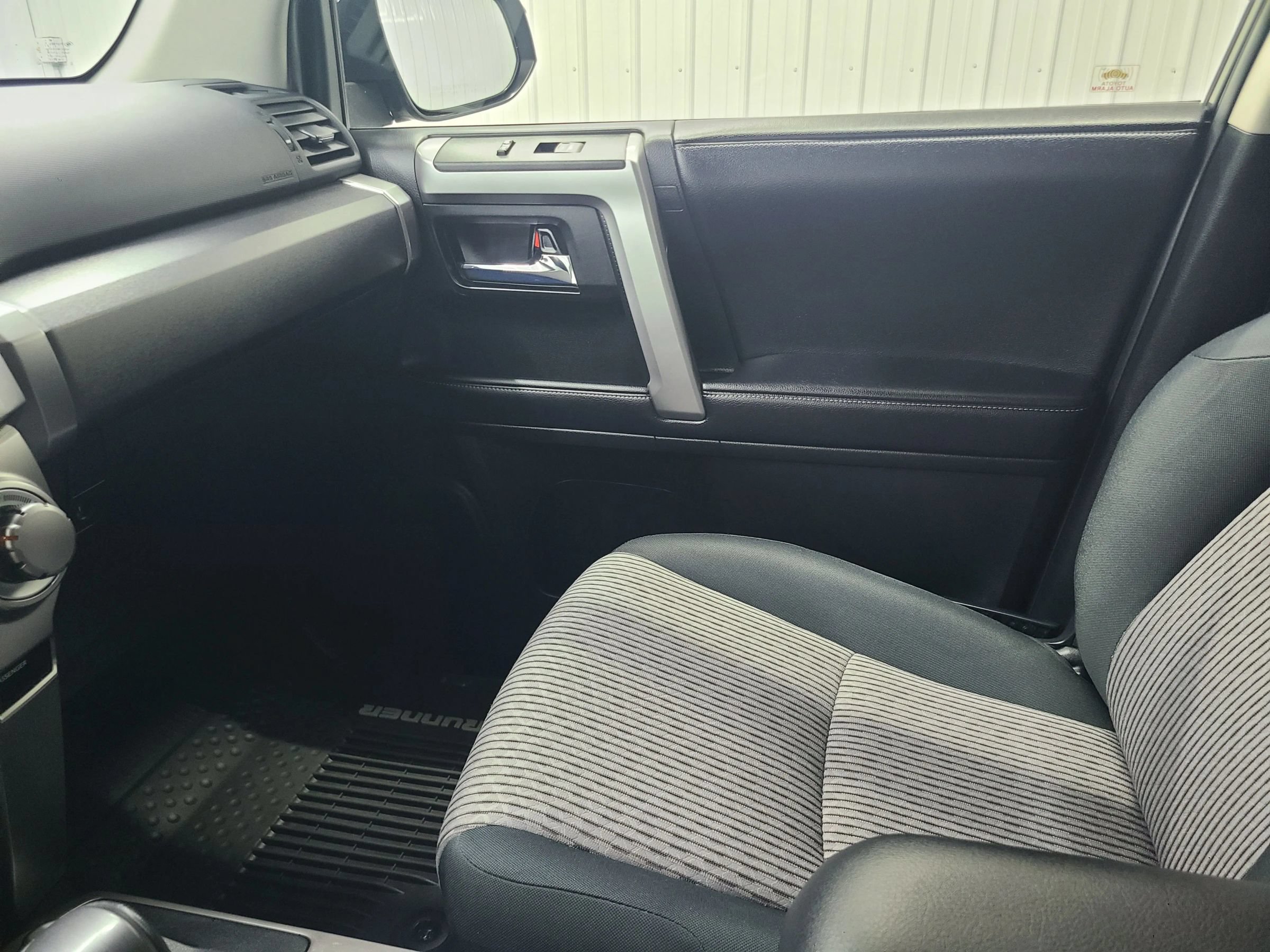Used 2017 Toyota 4Runner SR5 AWD/4WD image 23