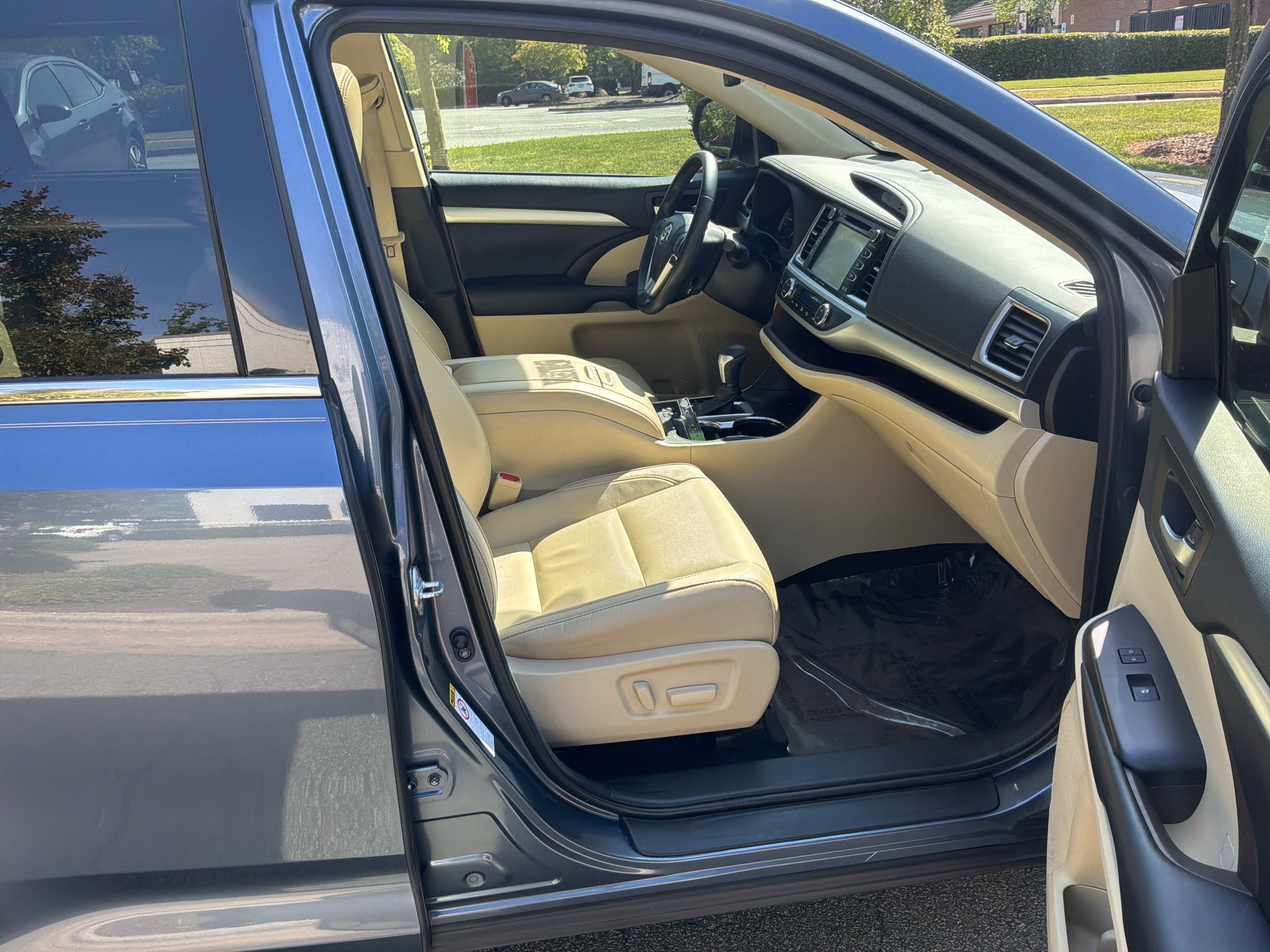 Used 2018 Toyota Highlander XLE image 34