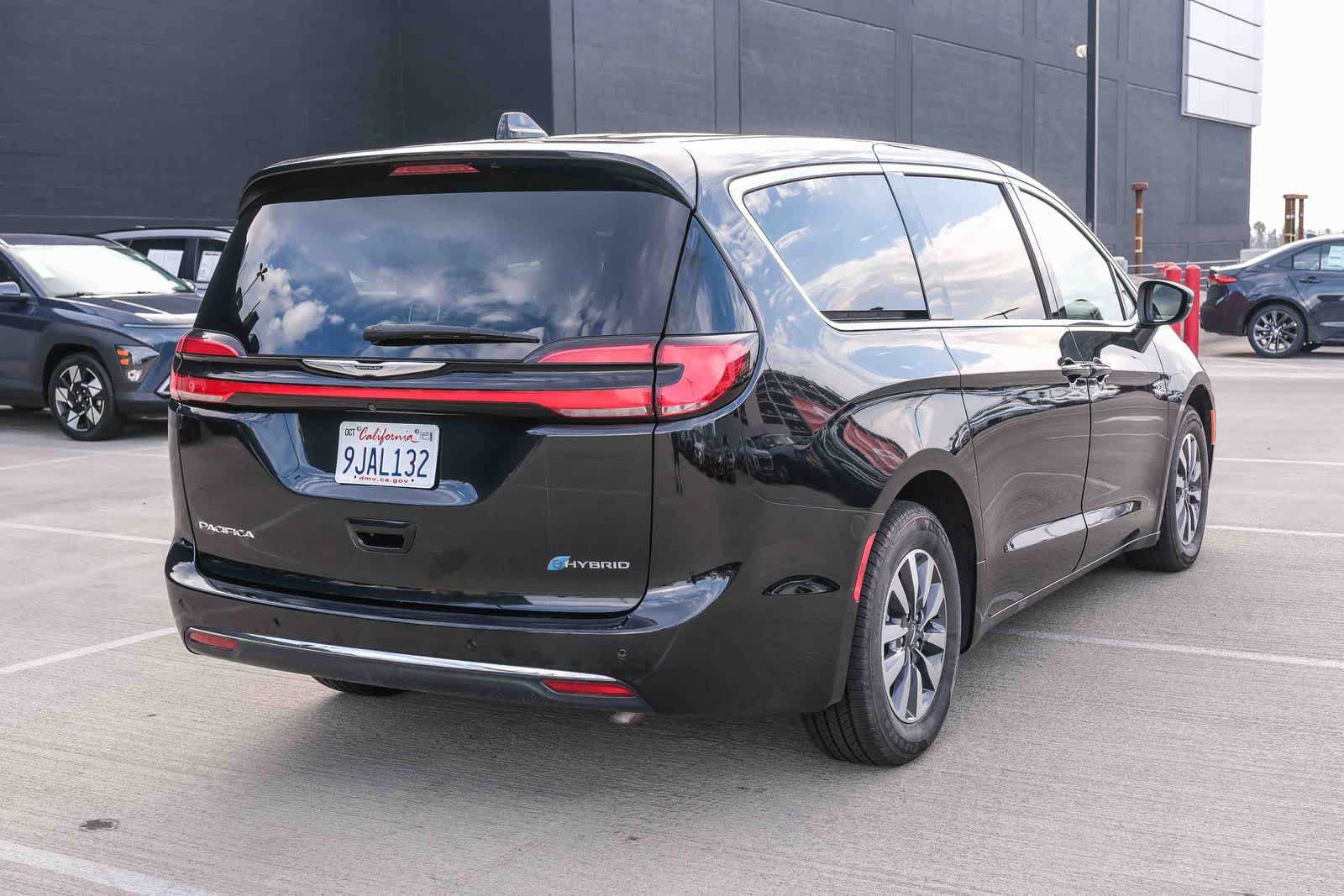 Used 2023 Chrysler Pacifica Touring-L FWD image 4