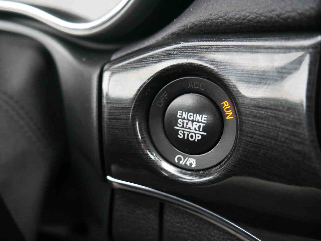 Used 2021 Jeep Grand Cherokee Trailhawk w/ Trailhawk Luxury Group AWD/4WD image 34