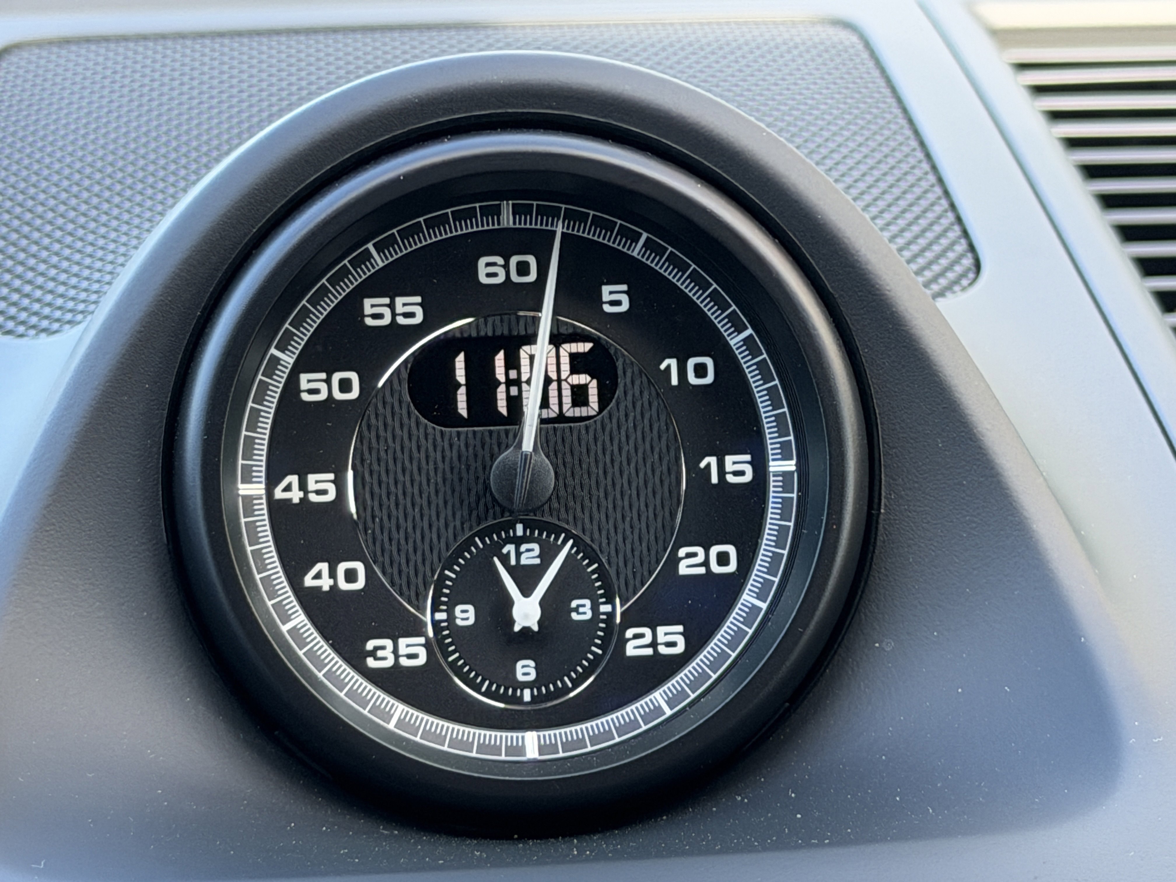 Certified 2025 Porsche Macan Turbo image 29