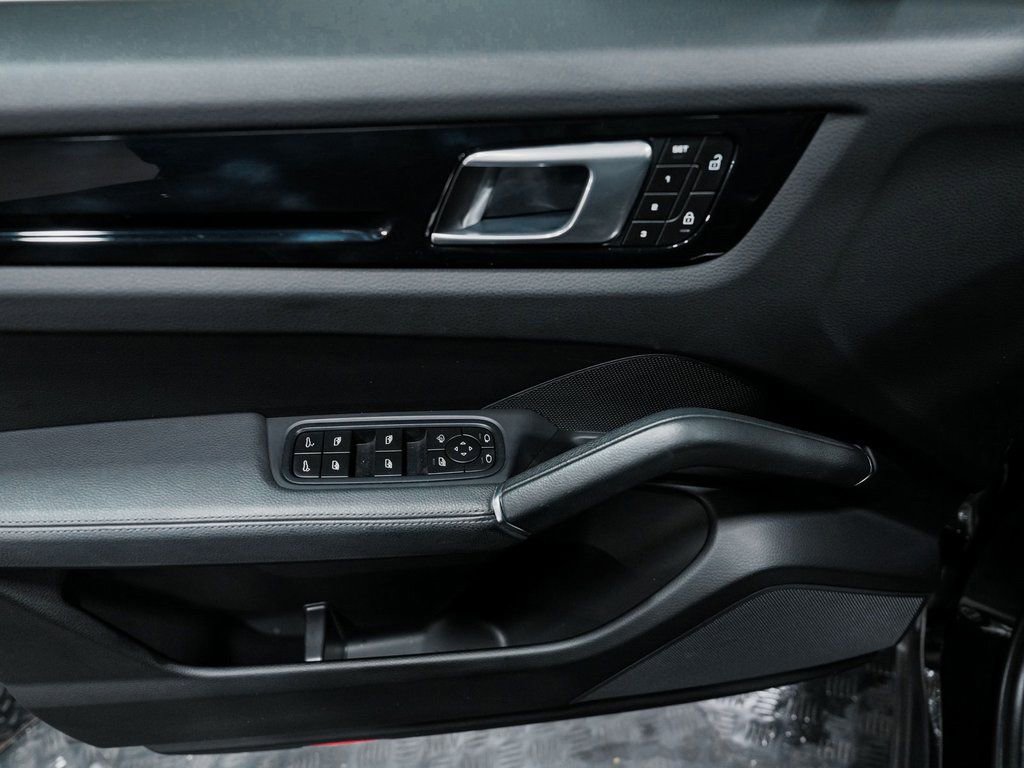 Used 2023 Porsche Cayenne w/ Premium Package image 12