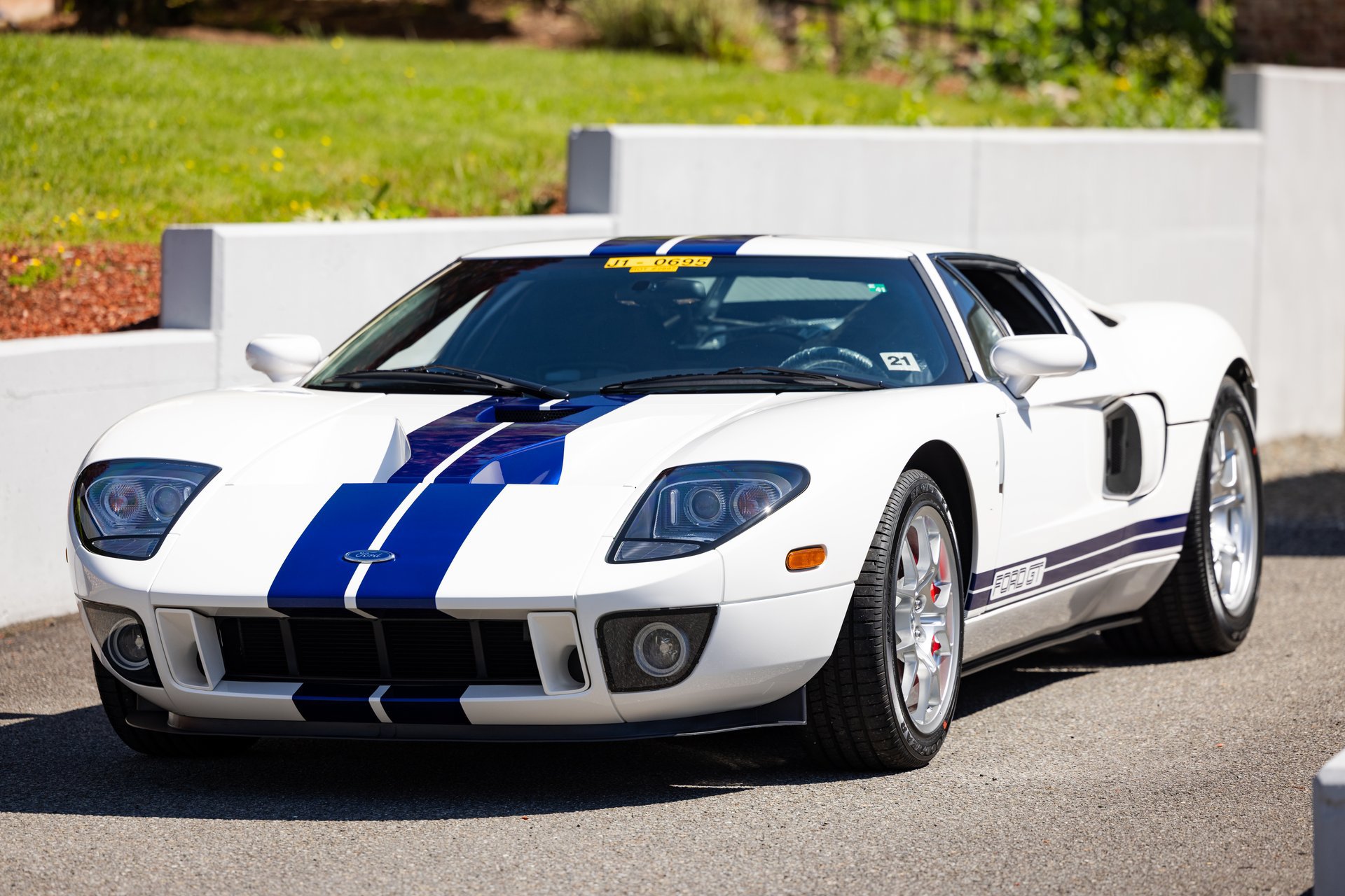 Used 2006 Ford GT RWD image 23