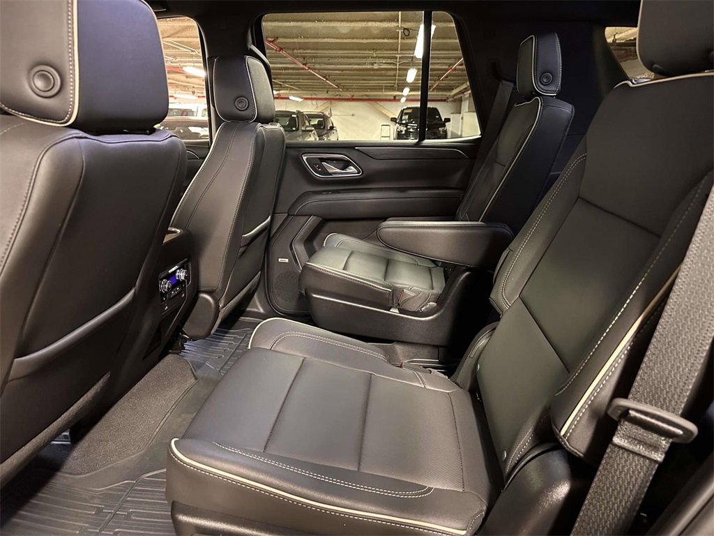 Used 2024 GMC Yukon SLT w/ SLT Luxury Package image 15