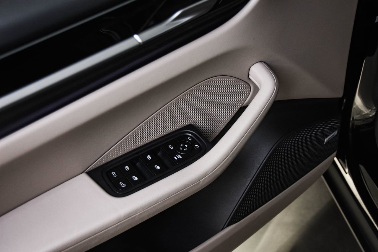 Certified 2025 Porsche Macan Electric image 22