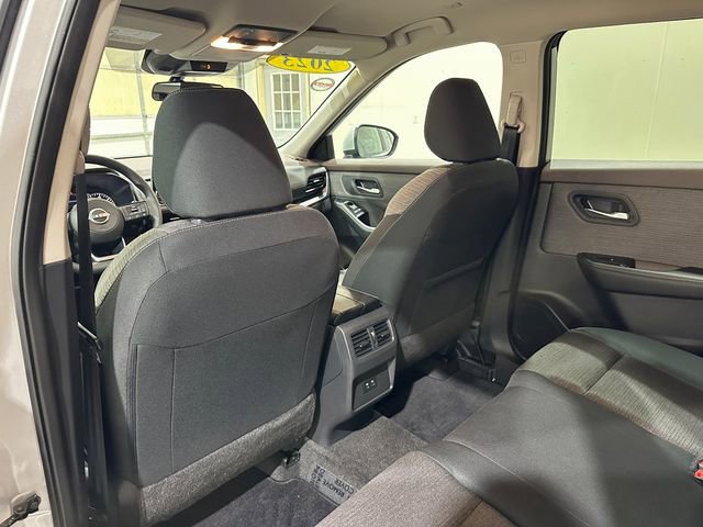 Used 2023 Nissan Rogue SV image 27