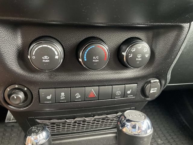 Used 2015 Jeep Wrangler Unlimited Sahara w/ Connectivity Group AWD/4WD image 27