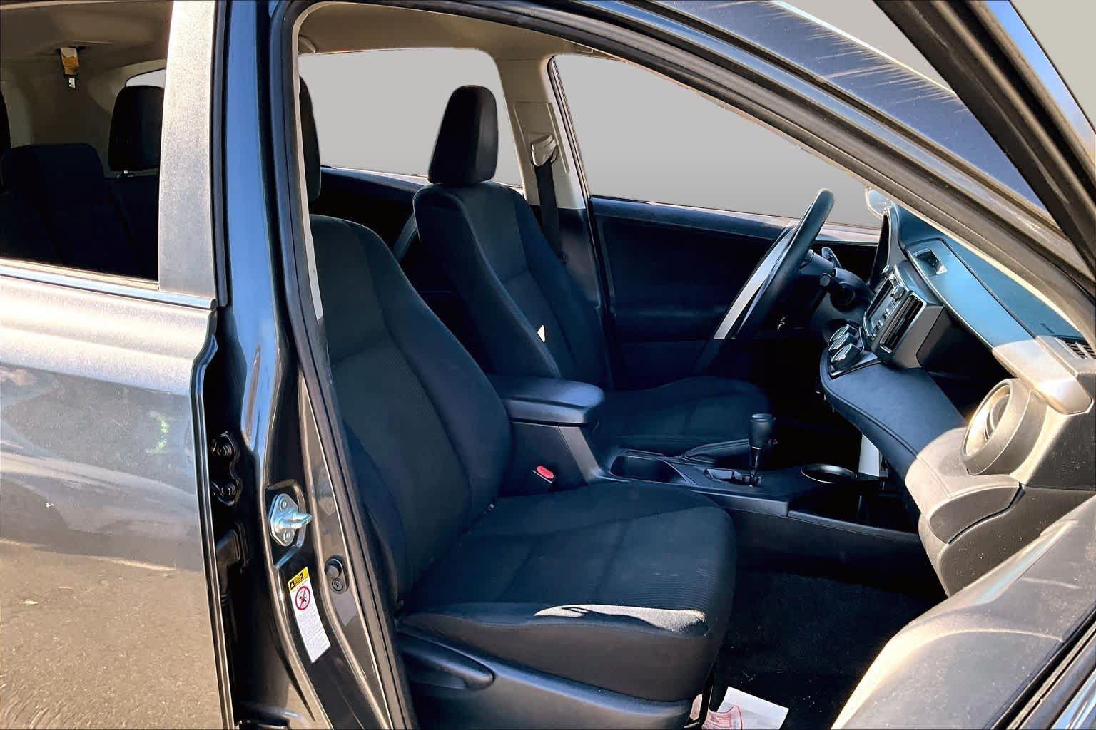 Used 2015 Toyota RAV4 LE AWD/4WD image 9