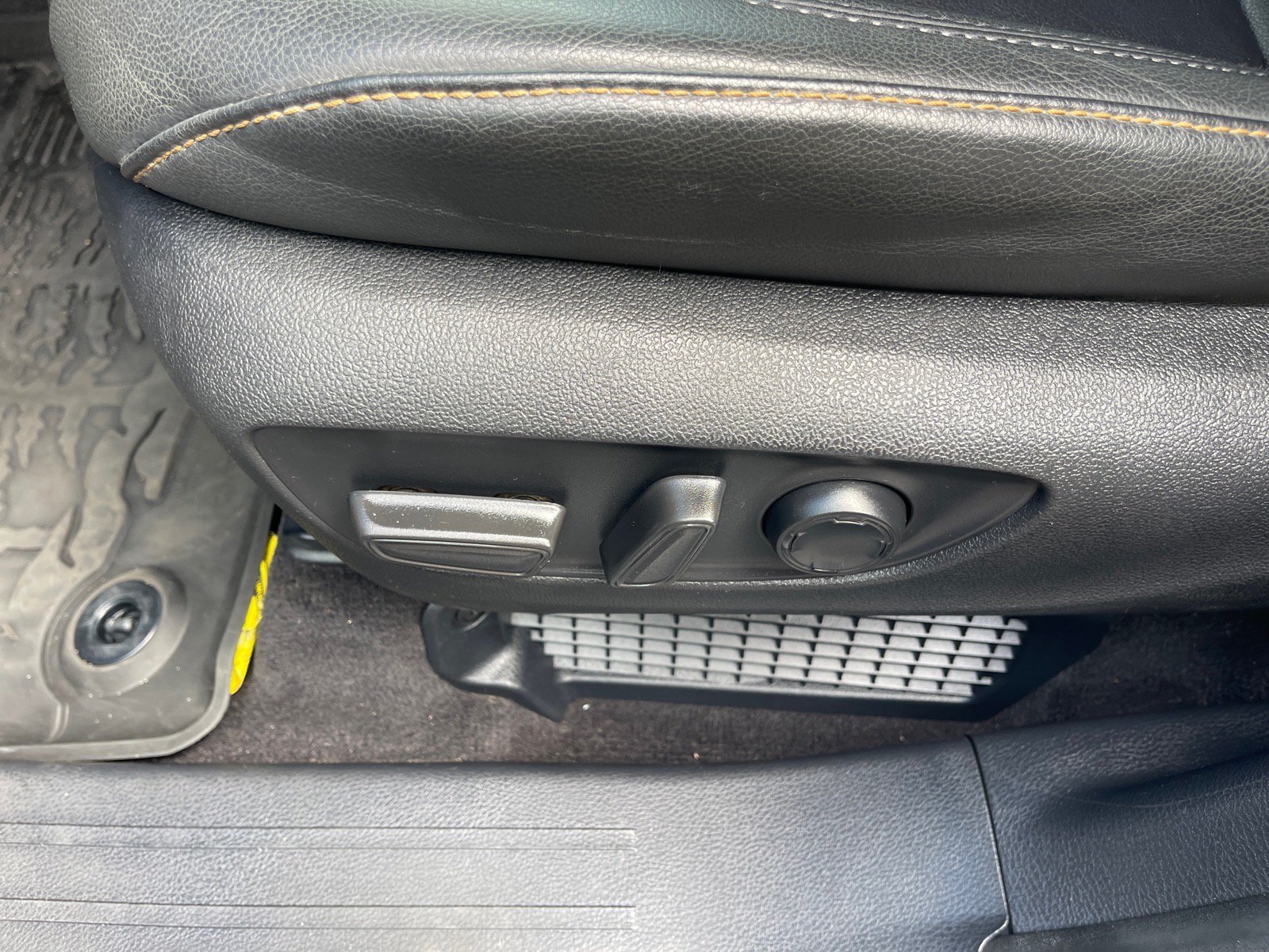 Used 2025 Toyota Sienna XLE Woodland Edition AWD/4WD image 9