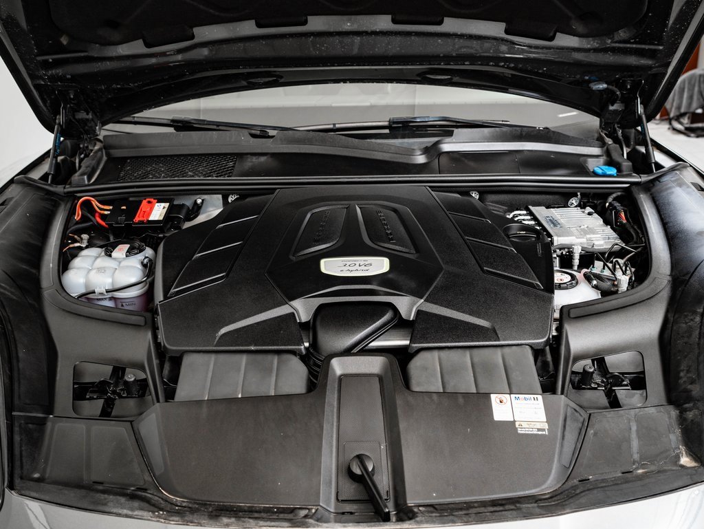 Certified 2022 Porsche Cayenne E-Hybrid w/ Premium Package image 50