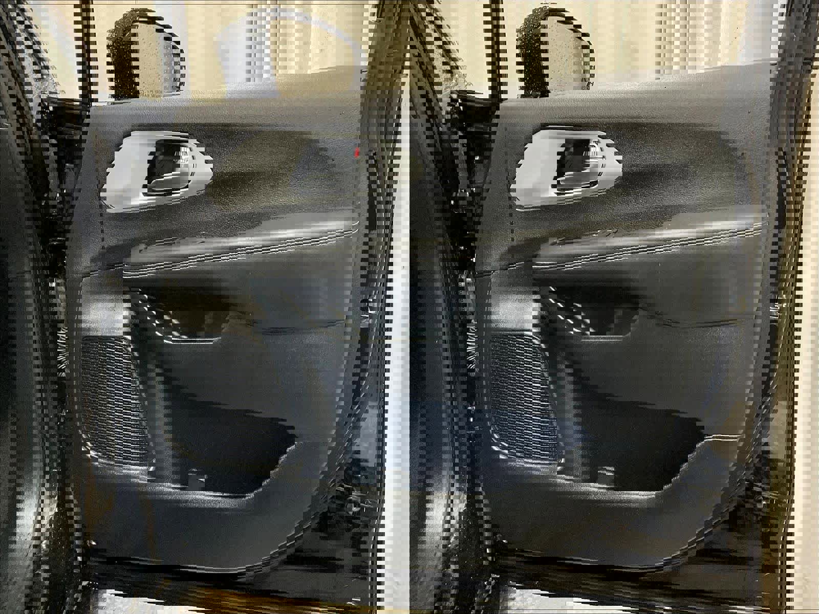 Used 2025 Chrysler Pacifica Limited image 12