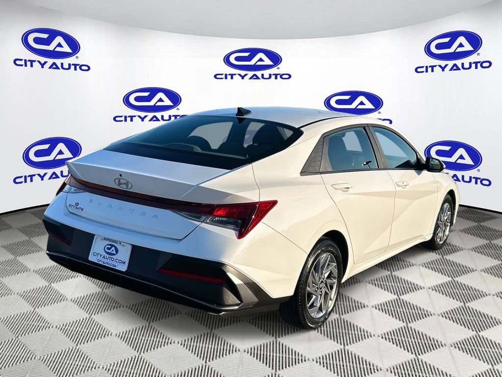 Used 2024 Hyundai Elantra SEL image 3