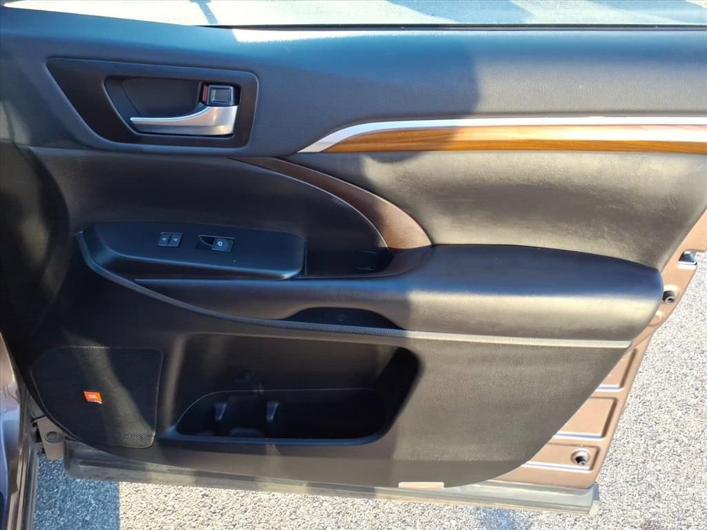 Used 2019 Toyota Highlander Limited Platinum image 16