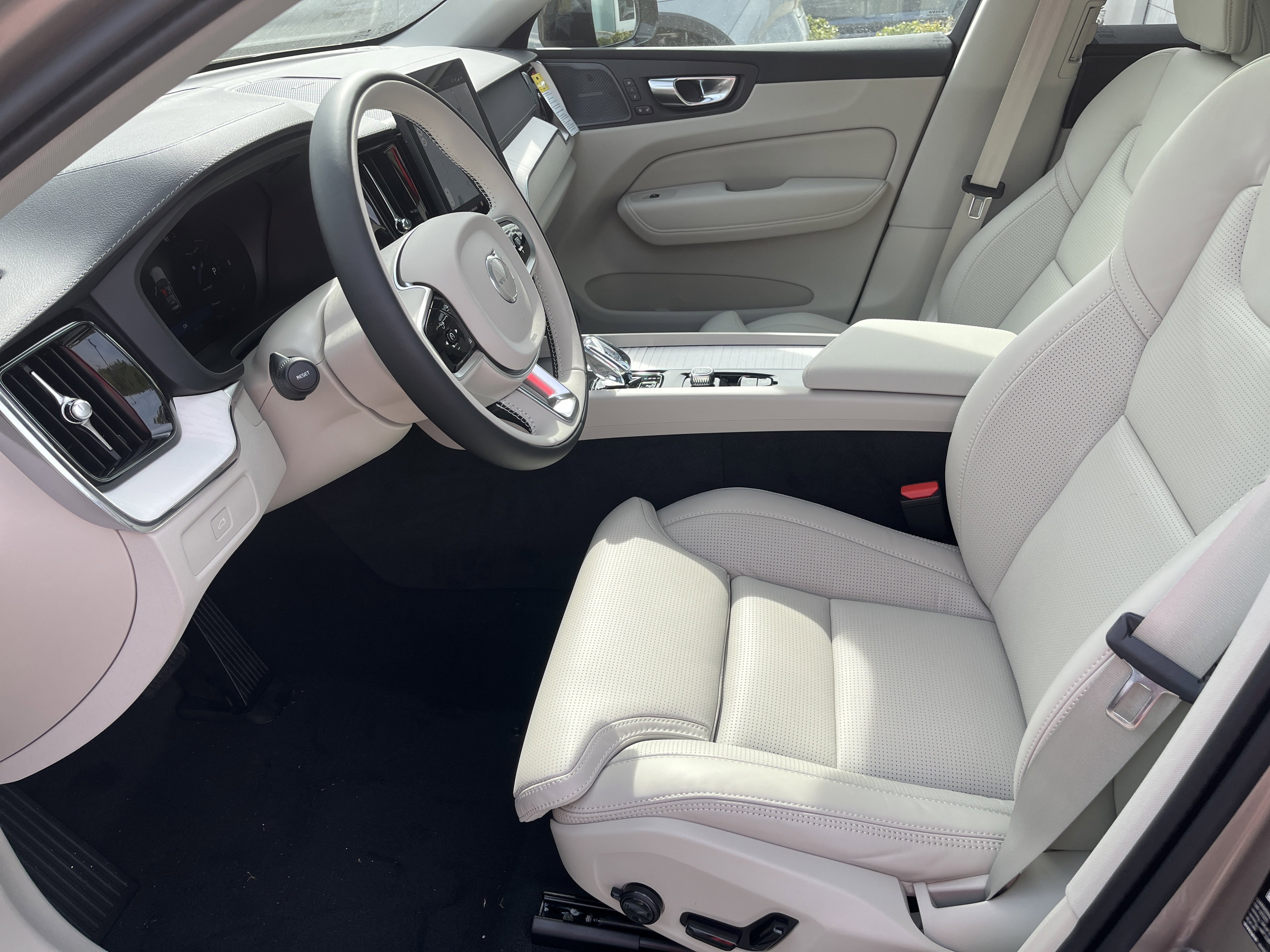 New 2026 Volvo XC60 B5 Ultra w/ Protection Package Premier image 23