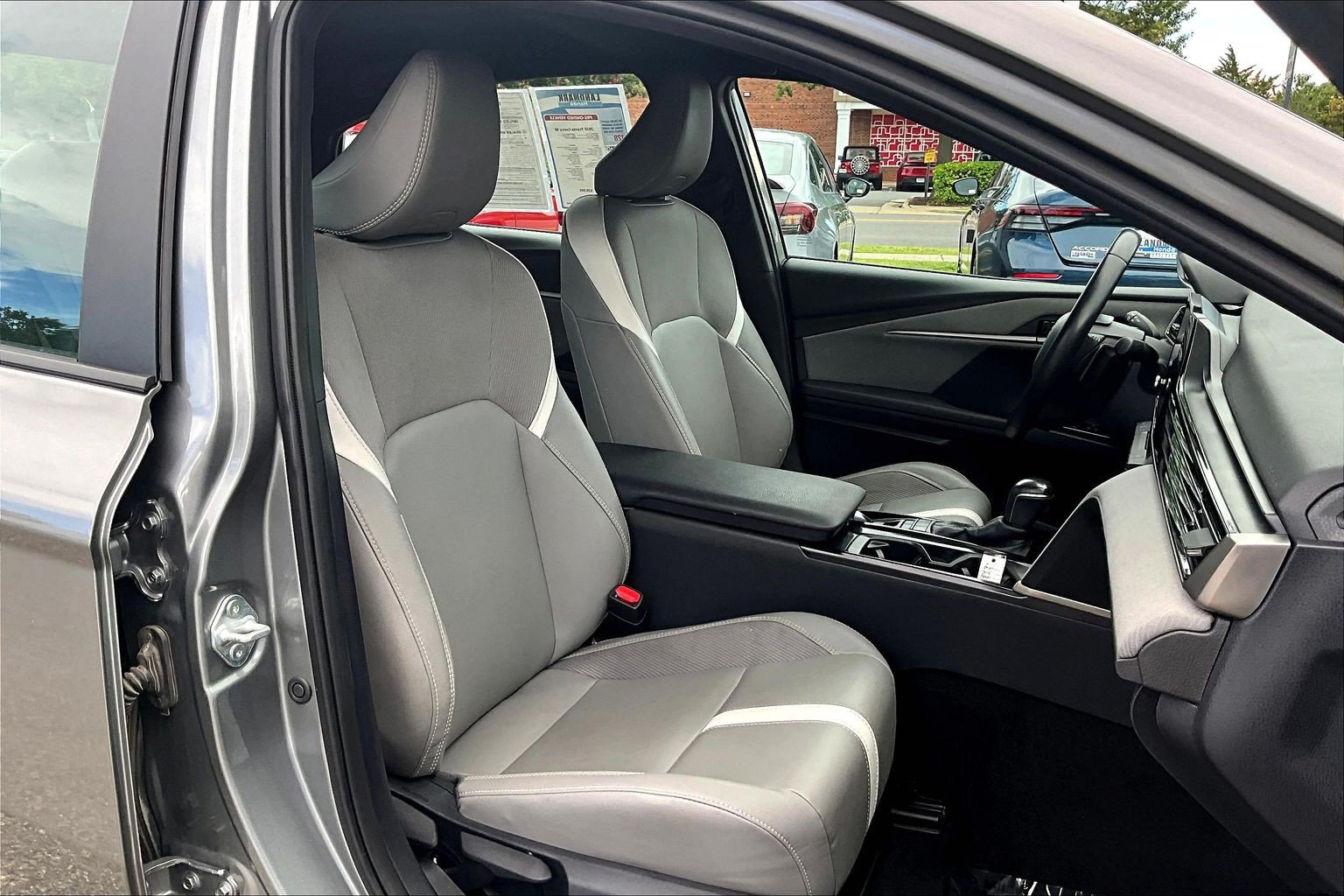 Used 2025 Toyota Camry SE FWD image 7
